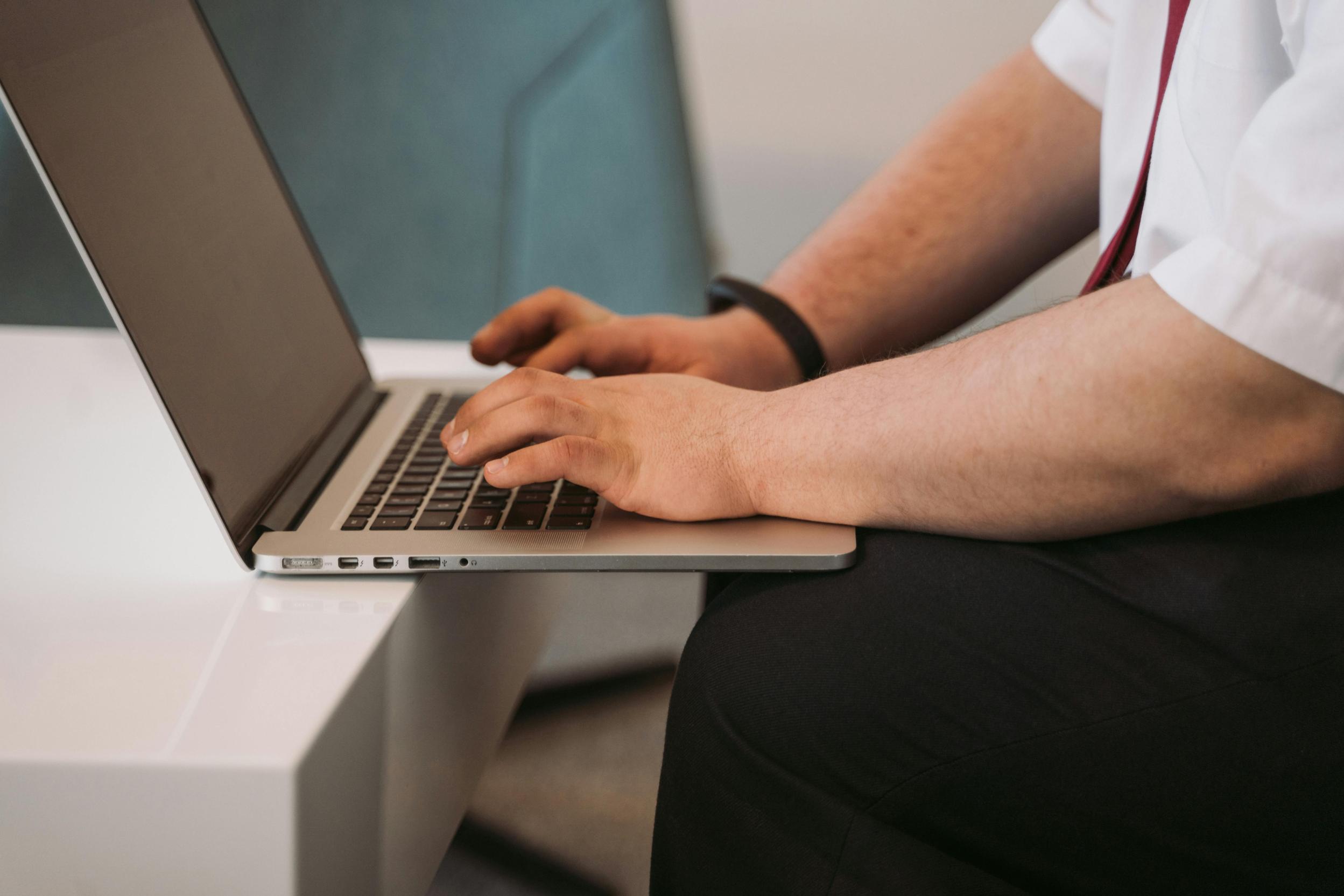wie man ein MacBook mit der Tastatur herunterfährt